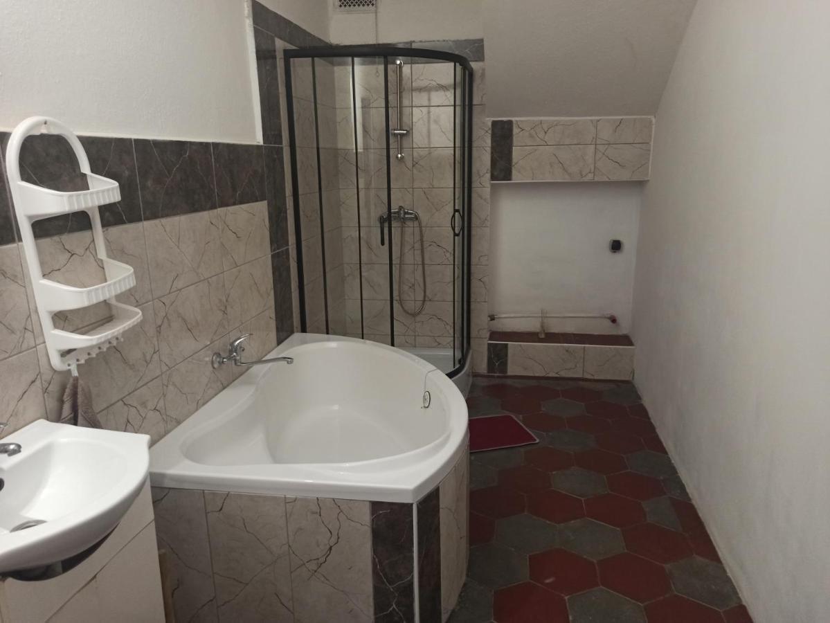 Apartman Menany Exterior foto
