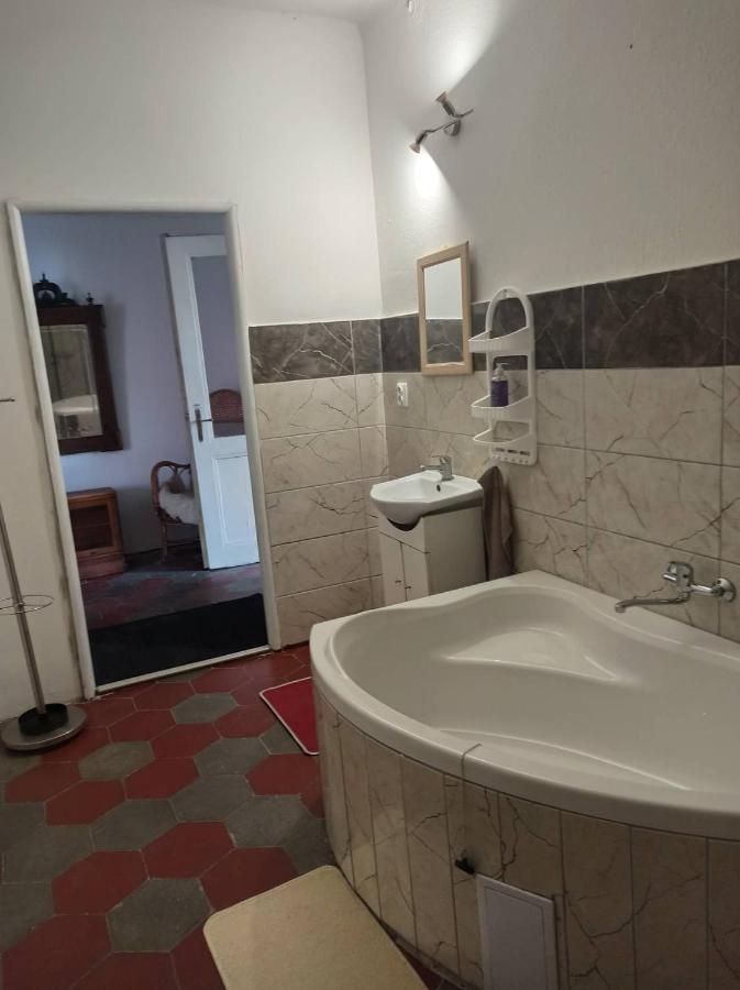 Apartman Menany Exterior foto